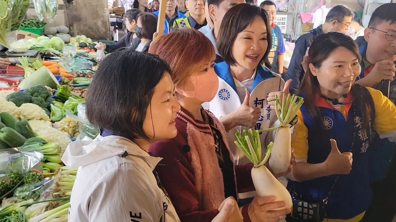 柯志恩25日到凤山工协市场拜票。翻摄画面