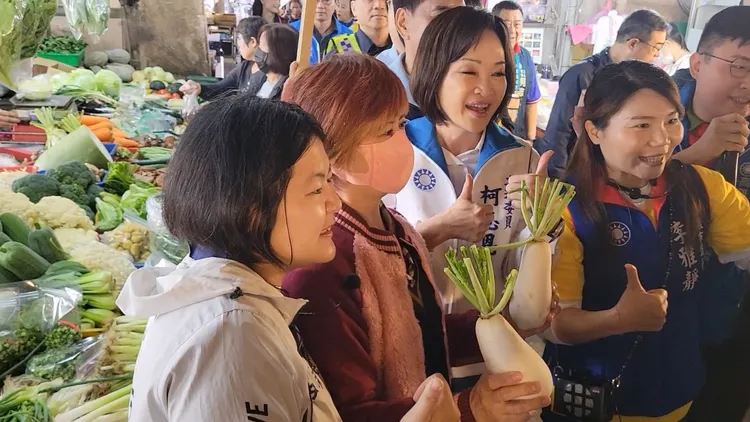 柯志恩25日到鳳山工協市場拜票。翻攝畫面