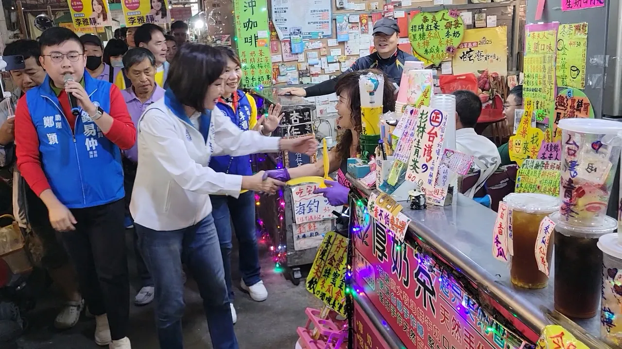 柯志恩25日到凤山工协市场拜票。翻摄画面