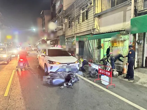 莫名暴衝！屏東內埔自小客車衝撞香雞排店　2人燒燙傷