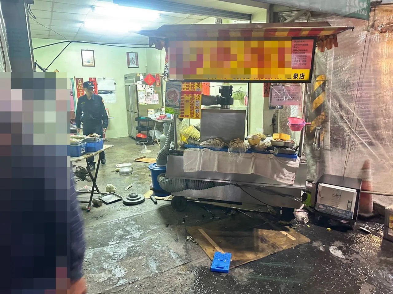 汽车失控冲撞香鸡排店家。翻摄画面