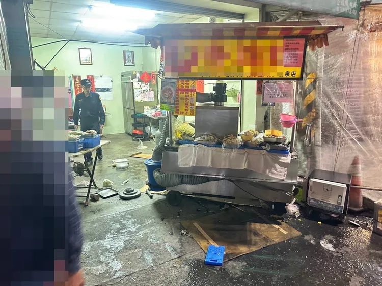 汽車失控衝撞香雞排店家。翻攝畫面