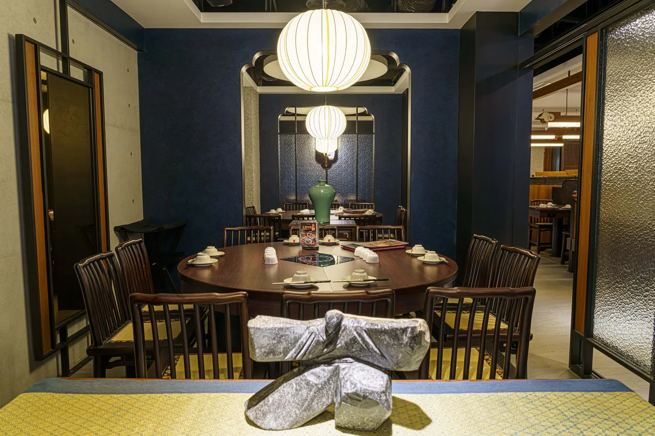 鼎王台北长安东店的空间设计，以「古典雅致」为底蕴，精心揉合温润木质纹理，妆点稳重蓝红色系，以艺品点缀每个角落。业者提供