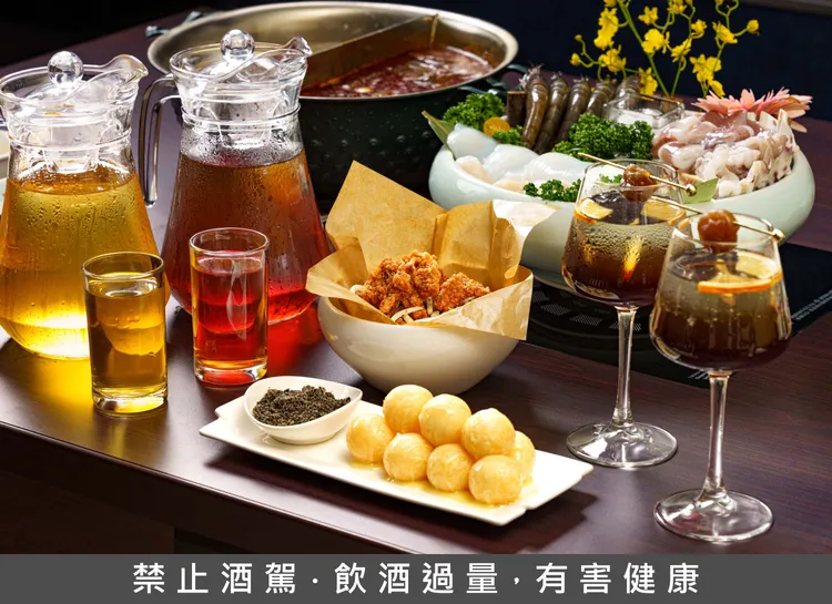 鼎王台北長安東店限定推出酥炸咔滋香香豚及QQ麻糬球，除了調酒 「烏梅醉高粱」還有兩款新飲品琥珀紅烏龍與雲嶺四季春。業者提供