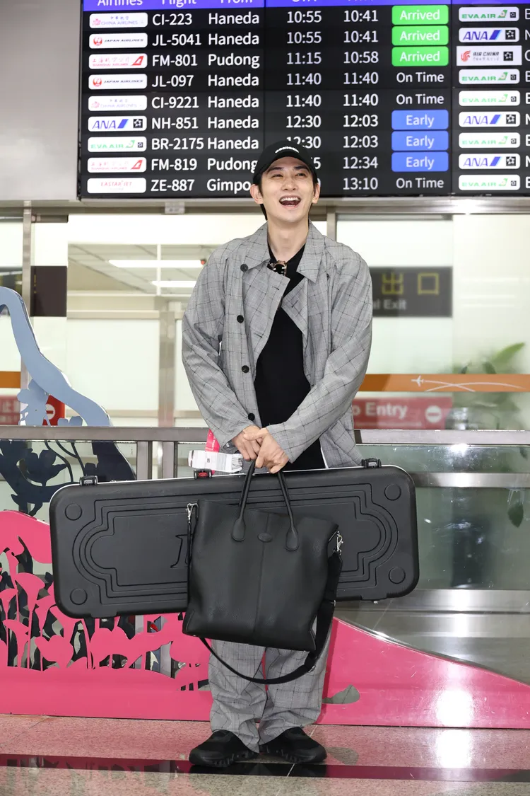 町田啓太被誇帽子很可愛，露出靦腆笑容。攝影中心攝