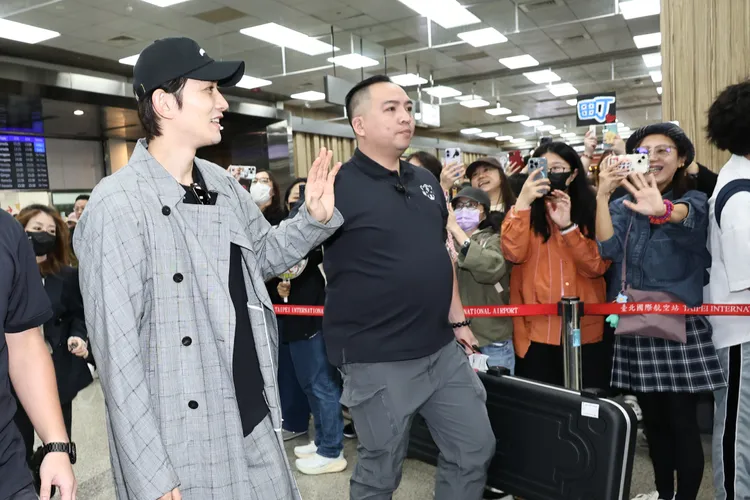 町田啓太沿路揮手打招呼。攝影中心攝