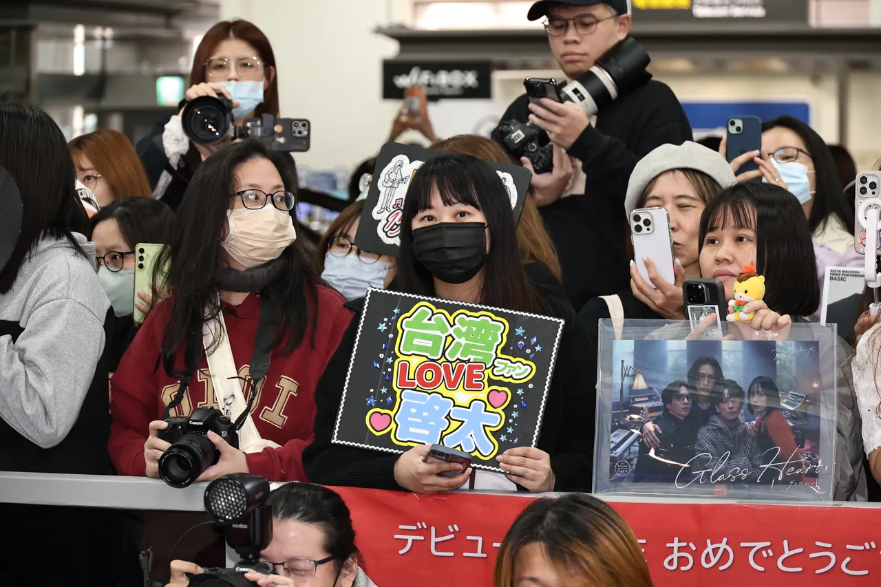 还有粉丝拿町田启太主演的《玻璃之心》乐团TENBLANK海报接机。摄影中心摄