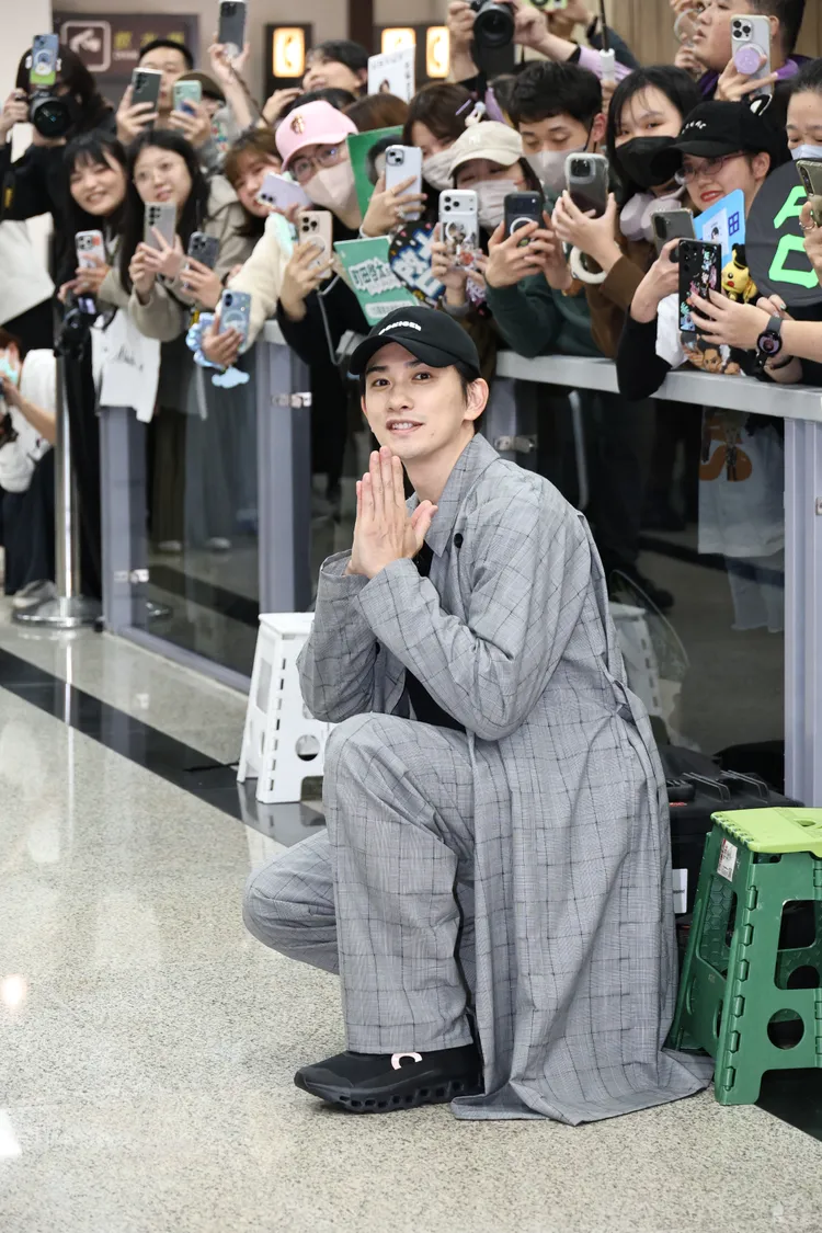 町田啓太合掌感謝。攝影中心攝