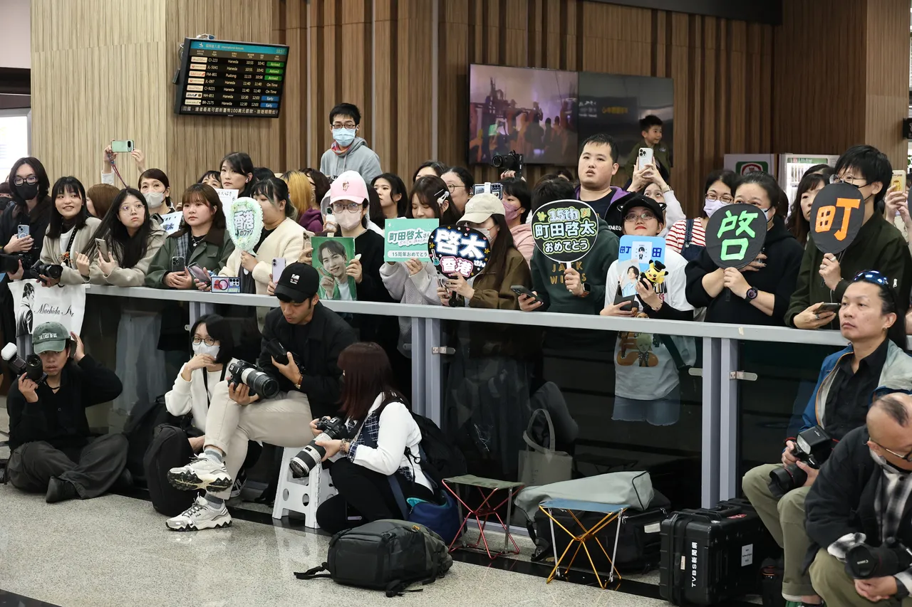 300名粉丝到场接町田启太。摄影中心摄