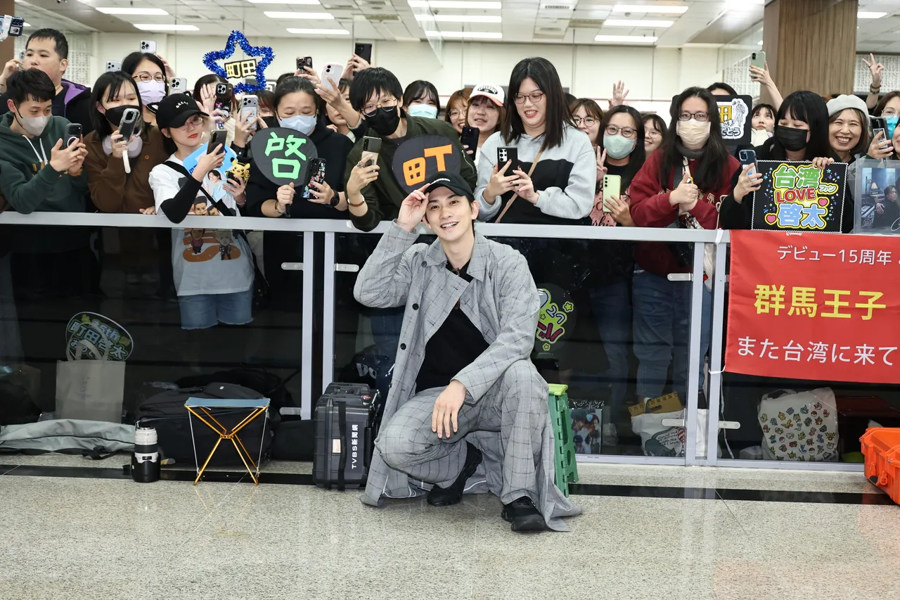 町田启太与粉丝大合照时，刻意蹲低身子，十分体贴。摄影中心摄