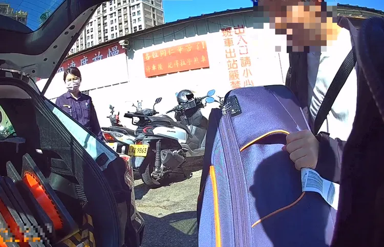 澳籍王男到台灣交換，卻意外從客運下車時沒拿到行李箱，只好報警求助。翻攝畫面