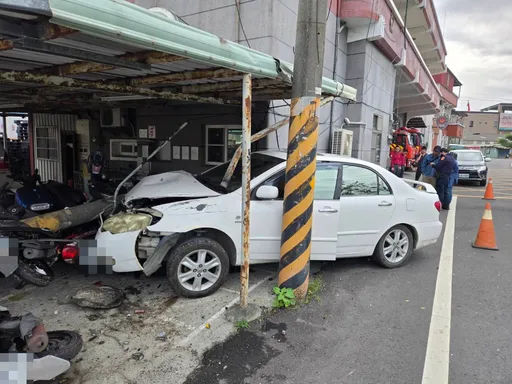 駕駛一時恍神！自小客刷一整排消防栓電桿鐵棚架　還波及這麼多輛汽機車
