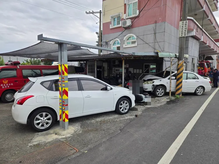 自小客偏離車道，接連撞擊路旁消防栓、電桿、鐵棚架，並波及8機車及1自小客車。翻攝畫面