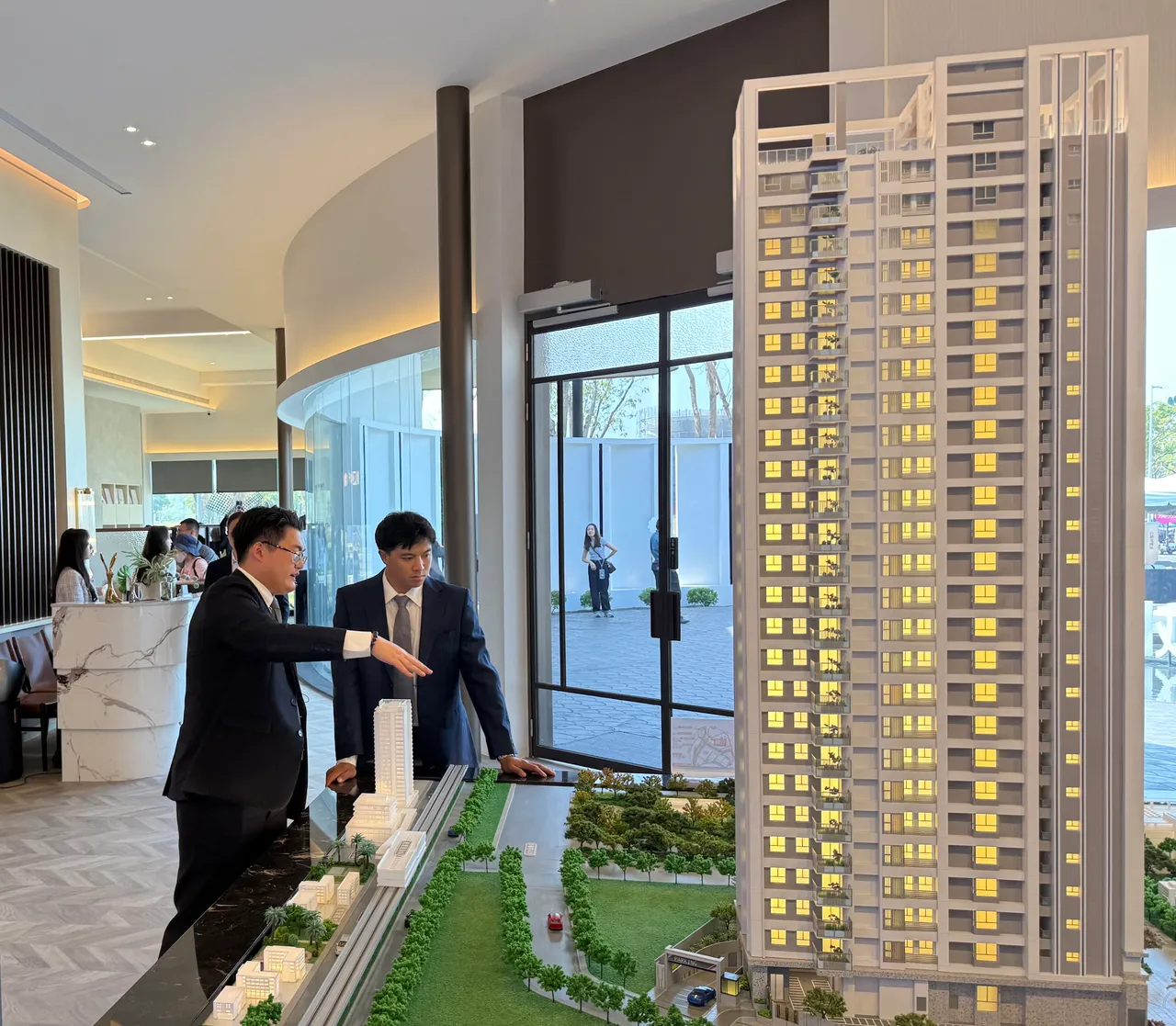 兴连城建筑团队个案，屡屡在区域冲出高价行情，主因包括除地段优势，另施工细腻度与建材升等，购屋族愿意埋单。叶家铭摄