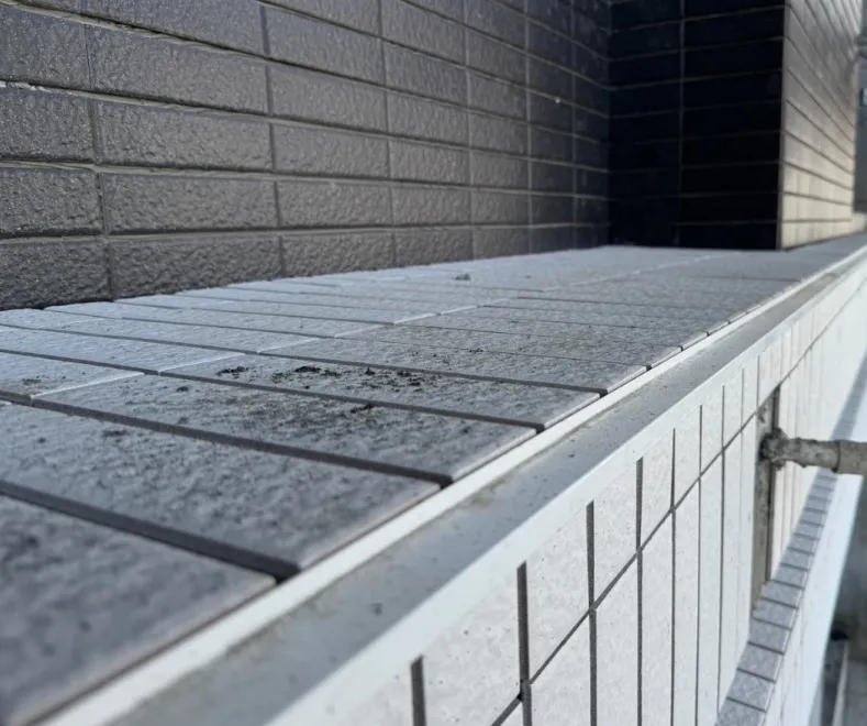 对周惠宾而言，施工细腻度往往决定建案未来价值高度，为防止建物白华在外墙做滴水条、浴室墙面阴角处，填缝弹性材料等，打造让购屋族安心建筑。兴连城提供