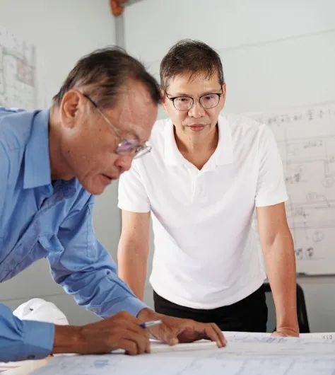 兴连城建筑团队总经理周惠宾(右)指出，地段优劣与建案施工品质，往往决定后续购屋族其生活样态，也影响房价保值抗跌性。兴连城提供