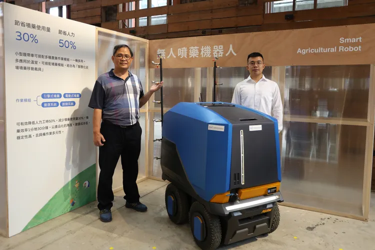 工研院無人噴藥機器人結合戶外即時動態定位、光偵測、車載資訊進行導航，15分鐘內即可完成近300坪精準噴藥，安全高效又可節省人力50%。左起為工研院中分院專案副組長柯文清、工研院中分院工程師吳崧毅。