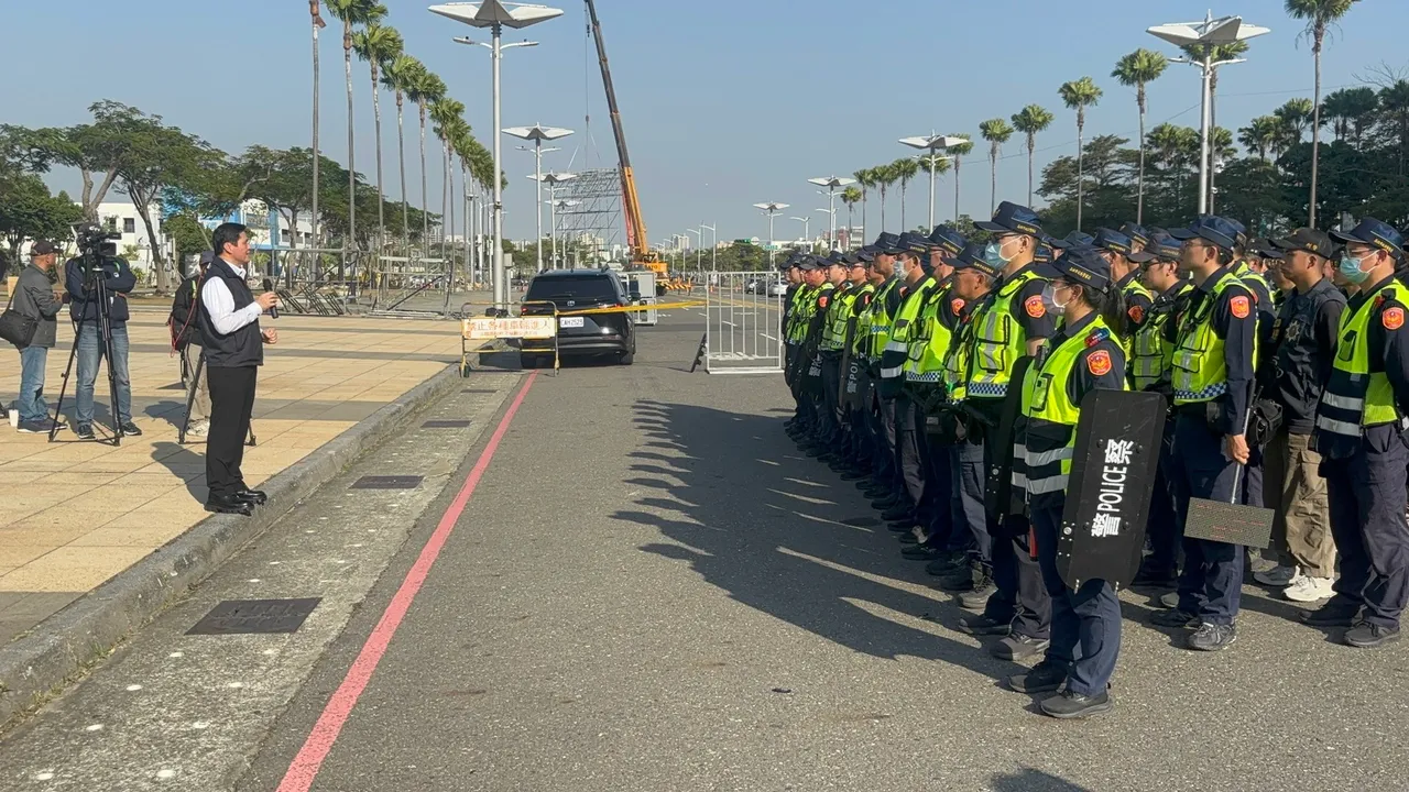 高雄警方23日于梦时代广场及捷运凯旋站进行实兵演练。翻摄画面