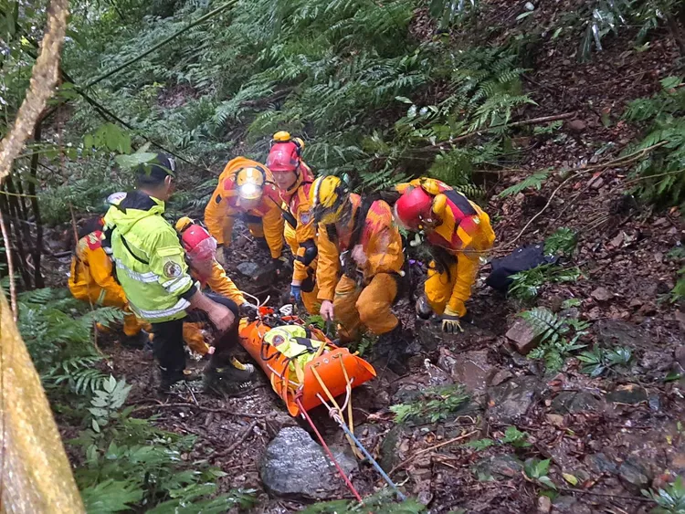 警消获报后立刻派员赶往现场救援。翻摄照片