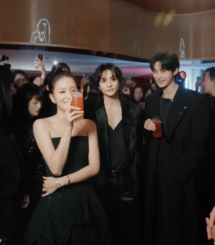 卡地亞品牌大使Jisoo（左起）、鉉辰、邊佑錫同框，男帥女美畫面很養眼。翻攝影片