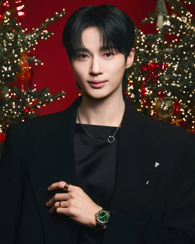 邊佑錫選搭的珠寶包括Panthère de Cartier美洲豹領帶夾、Juste un Clou項鍊和戒指、LOVE戒指，以及Ballon Bleu de Cartier腕錶。品牌提供