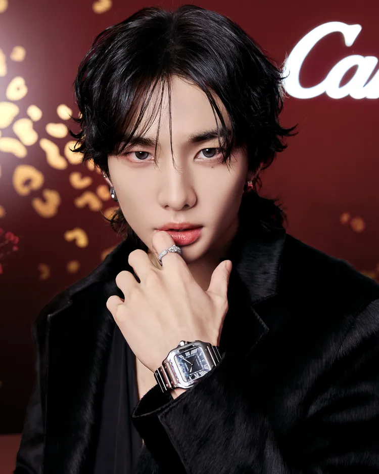 鉉辰演繹了Panthère de Cartier 美洲豹項鍊、OVE系列圈形耳環、Panthère de Cartier美洲豹戒指、LOVE系列戒指、LOVE Unlimited手環與Santos腕錶。品牌提供