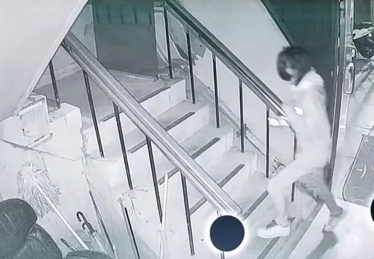 林男從樓梯上到4樓躲到女廁內。翻攝畫面
