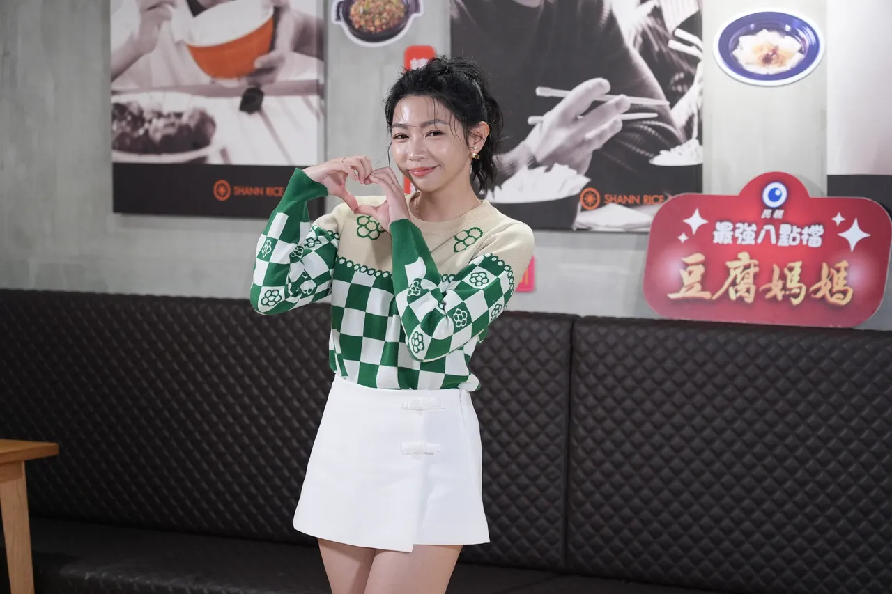 曾智希拍戏时跪错墓吃NG。彭欣伟摄