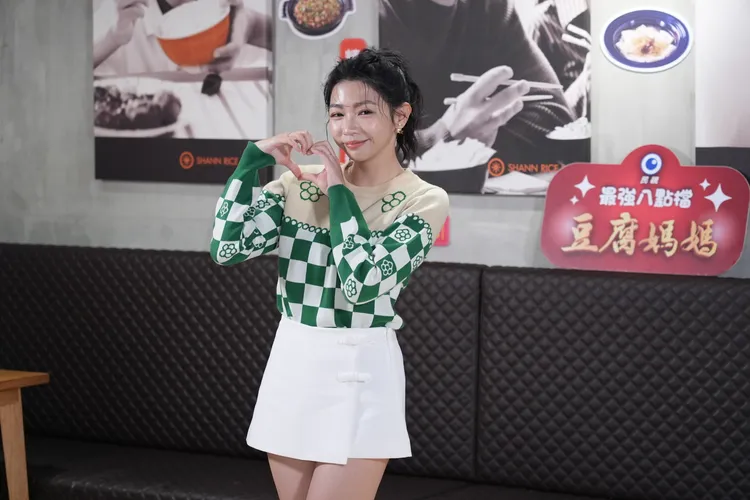 曾智希拍戲時跪錯墓吃NG。彭欣偉攝