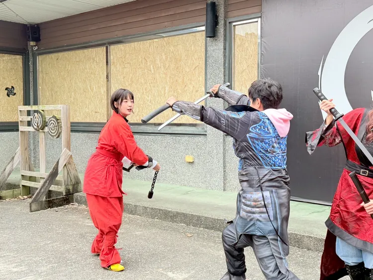 籃籃（左）與阿翔開打。民視提供