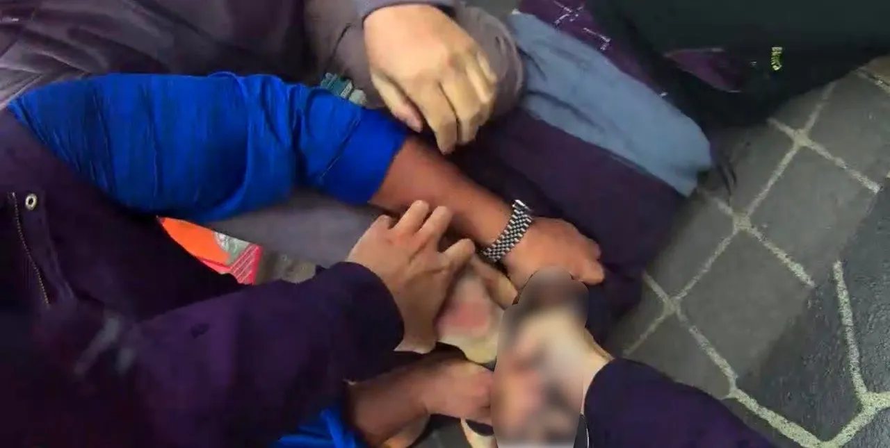 邱男遭警方压制。翻摄画面