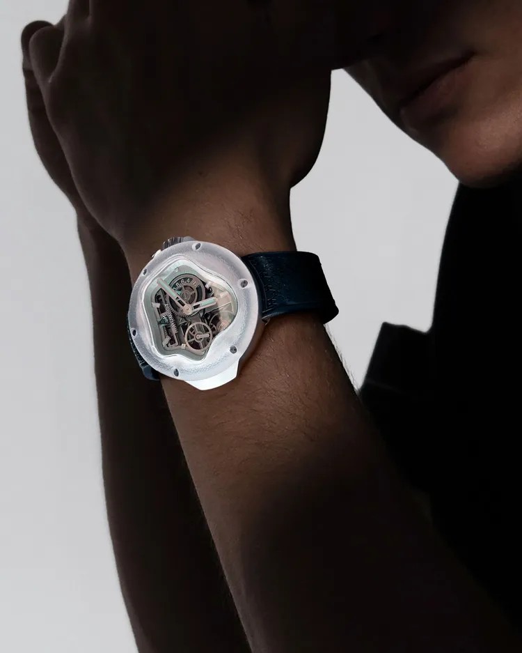 Hublot MP-17 Arsham Splash藍寶石鈦金十日動力儲存腕錶，42mm，霧面藍寶石/鈦金屬錶殼，錢金電鍍與霧面藍寶石錶盤、塗覆Arsham綠色夜光塗層，浮雕Arsham Monogram黑色橡膠錶帶，MHUB1205手動上鍊鏤空機芯，動力儲存240小時，防水深度50米，限量99只，214萬元。品牌提供