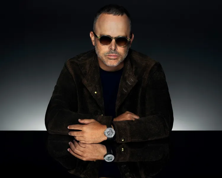 Hublot MP-17 Arsham Splash藍寶石鈦金十日動力儲存腕錶，42mm，霧面藍寶石/鈦金屬錶殼，錢金電鍍與霧面藍寶石錶盤、塗覆Arsham綠色夜光塗層，浮雕Arsham Monogram黑色橡膠錶帶，MHUB1205手動上鍊鏤空機芯，動力儲存240小時，防水深度50米，限量99只，214萬元。品牌提供