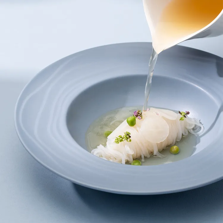 馬來西亞名廚史金福特別為煙波集團獨家打造「野薑澄雞湯佐春雨蒟蒻」。煙波國際觀光集團提供