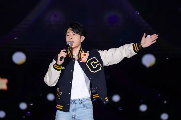 壓軸登場的韋禮安，特別帶來一段專為新北歡樂耶誕城精心設計的演出。翻攝畫面