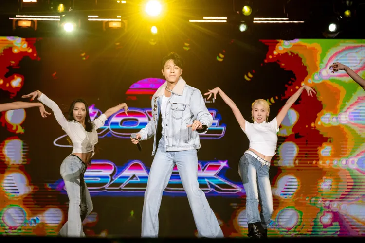 韋禮安以極具感染力的「韋式情歌」，帶動現場觀眾齊聲合唱，場面宛如大型戶外 KTV。翻攝畫面