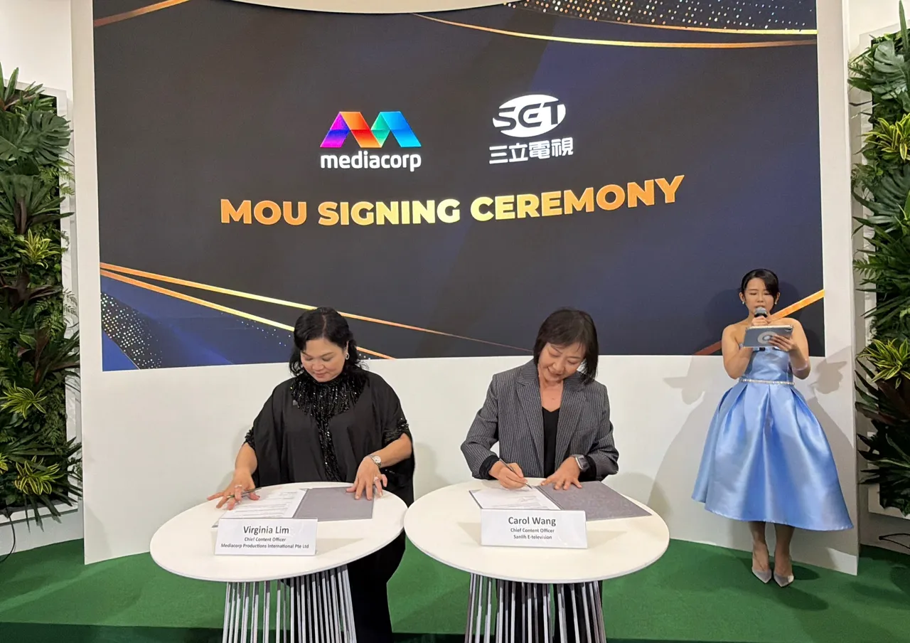 新傳媒首席內容官林慧玲（左）三立集團內容營運長王淑娟簽約。三立提供