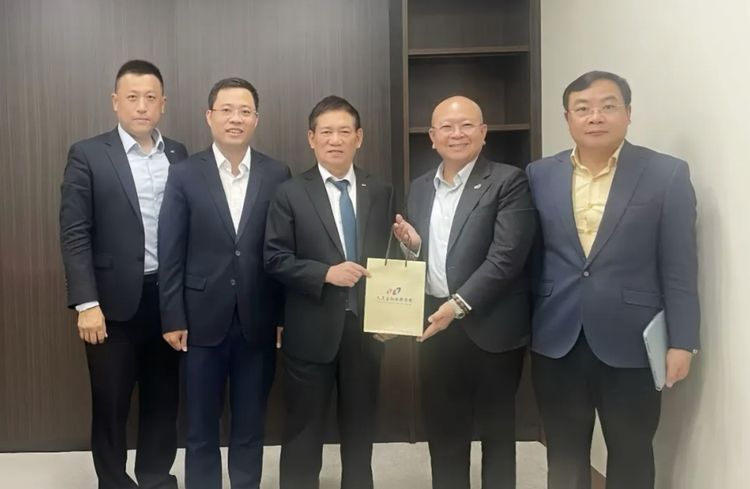 立委轟天逸10億吸金案偵辦停滯　董事長溫峰泰海外現身頻亮相成諷刺對比