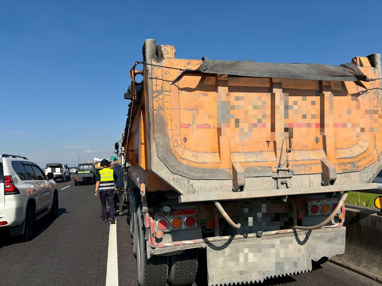 大車司機變換車道害6車連環撞...太糟糕!警一查竟是酒駕上路