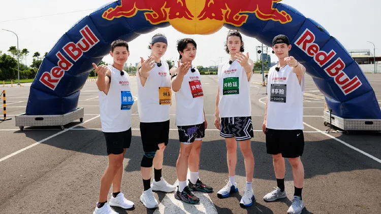 「星二代组」阵容华丽，包括施捷夫（左起，阿发师之子）、林禹（林瑞阳之子）、许明杰（许仙姬之子）、何柏廷（何豪杰、和家馨之子）、林亭翰（林隆璇之子）。好看娱乐提供