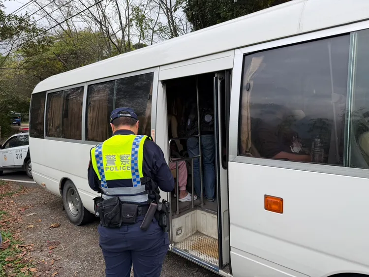 苗栗縣頭份警分局昨天南庄鄉苗21縣攔下1輛違規的中型巴士，驚見裡面載了22名失聯移工。民眾提供