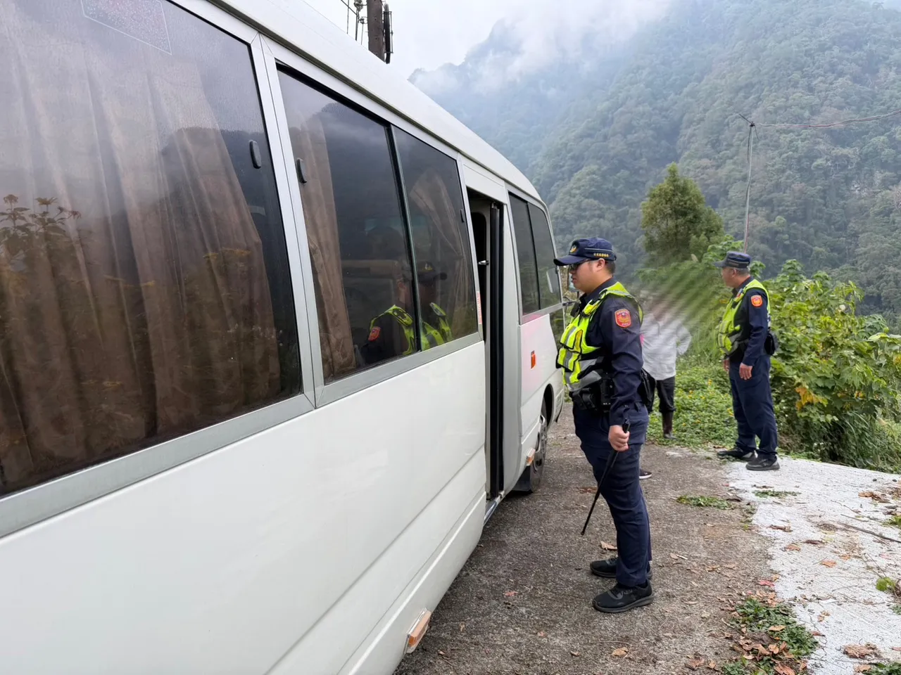 中型巴士違規行駛禁行路段，警攔查發現裡面有22名失聯移工。民眾提供