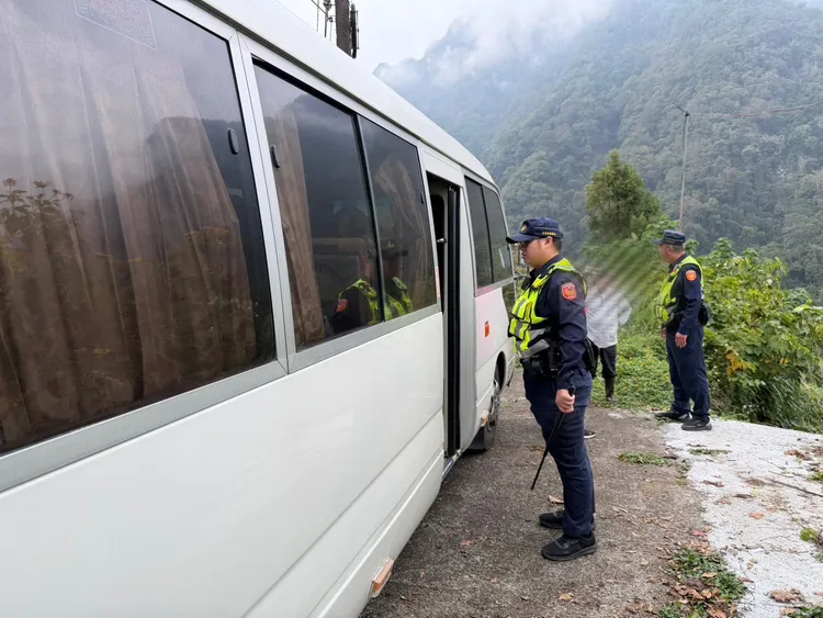中型巴士違規行駛禁行路段，警攔查發現裡面有22名失聯移工。民眾提供