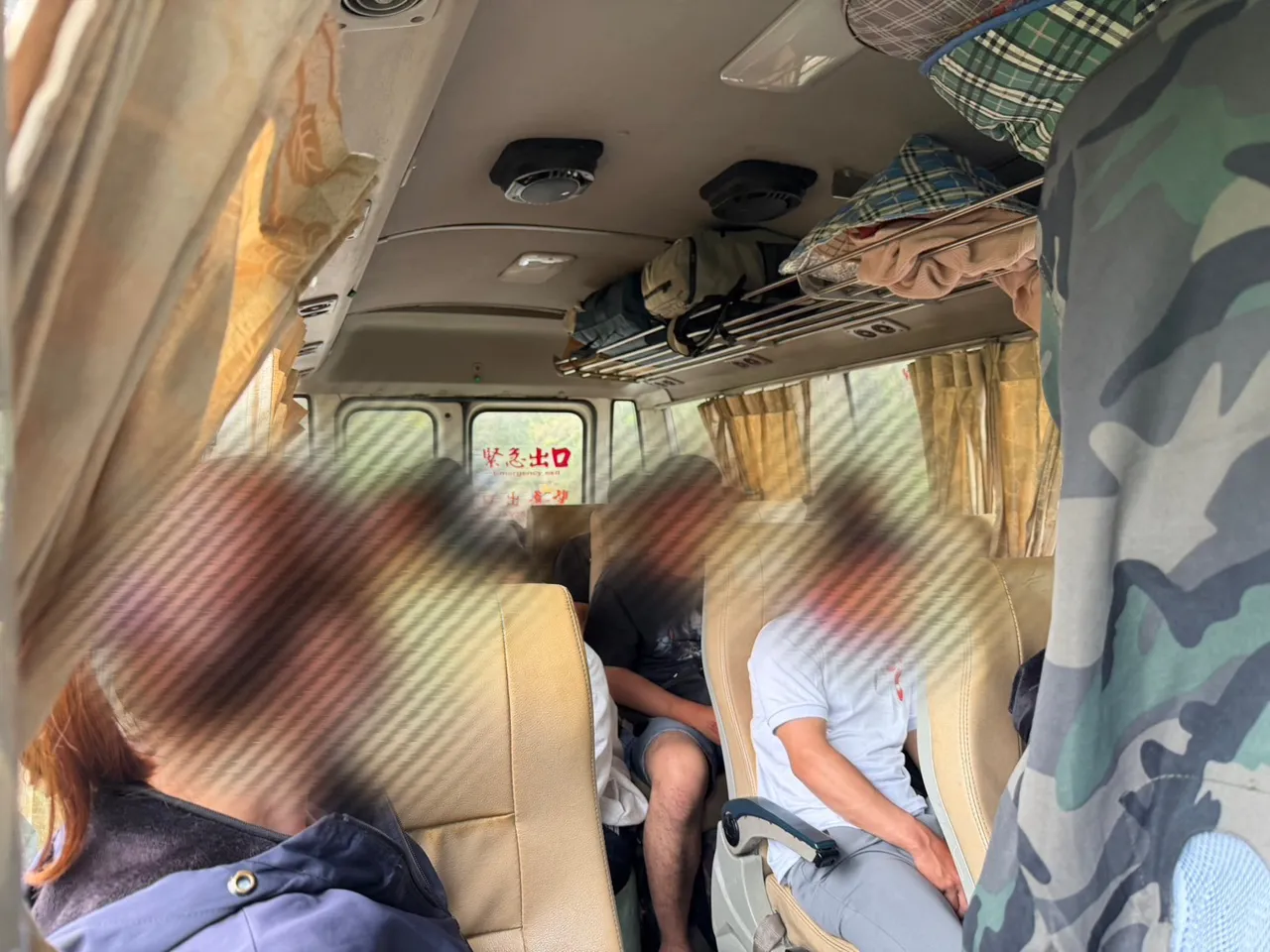 22名來自越南、泰國的失聯移工，搭中型巴士到苗栗南庄為地主採野薑花，被警方查獲。民眾提供