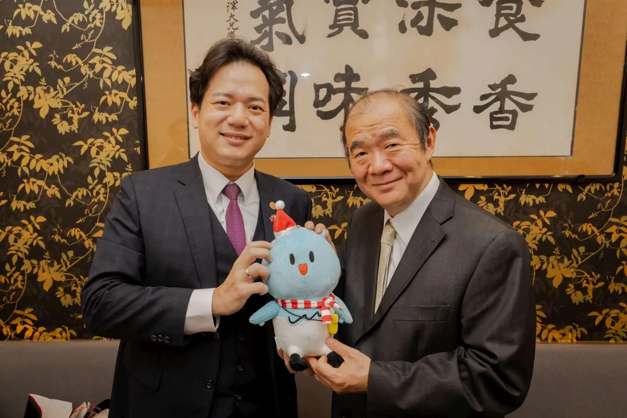 副市长邱臣远与台北驻大阪经济文化办事处福冈分处长陈铭俊合影。新竹市府提供