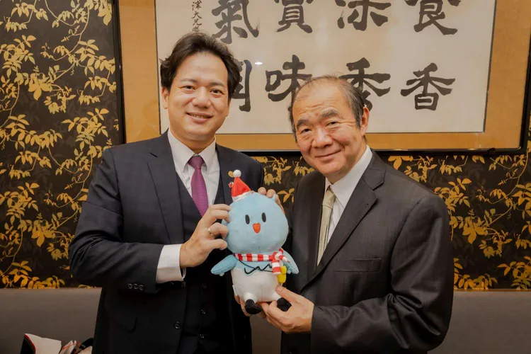 副市長邱臣遠與台北駐大阪經濟文化辦事處福岡分處長陳銘俊合影。新竹市府提供