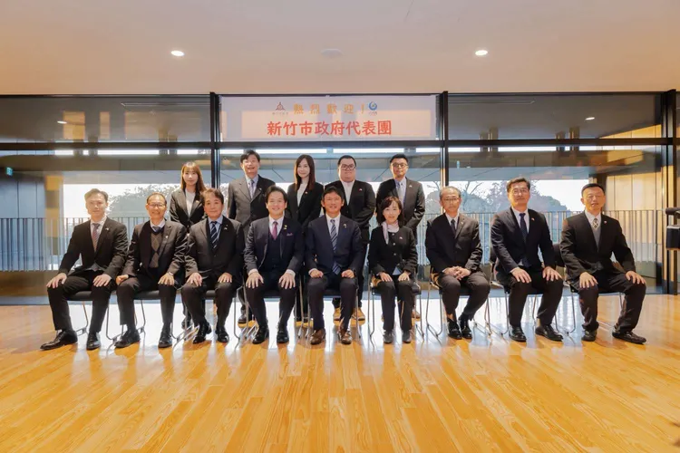 副市長邱臣遠率市府團隊與八代市長小野泰輔合影。新竹市府提供