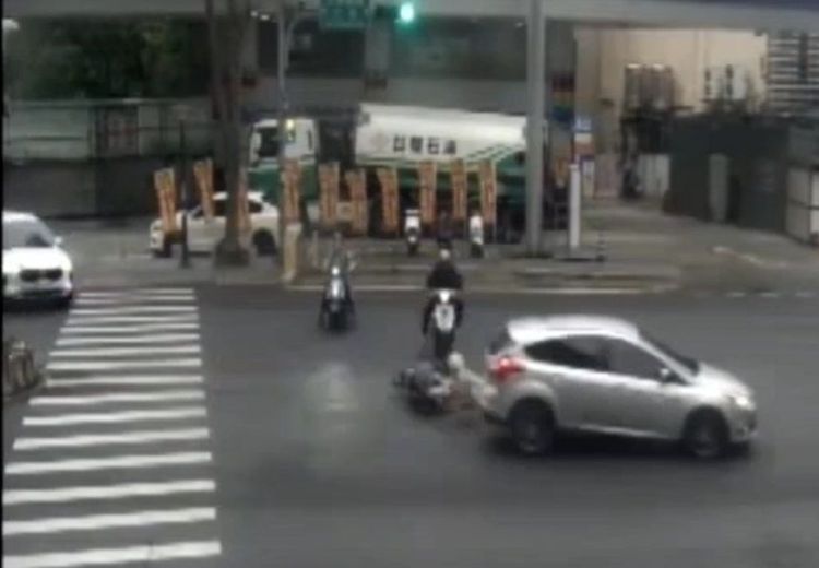 女駕駛貪快闖紅燈　撞倒女騎士釀1傷