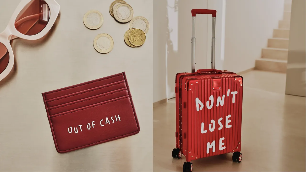 MAX&Co.「1-800 Gift Alert」联名系列勃根地酒红随身卡夹（左） 2290元、勿忘我行李箱（右）1万4990元。品牌提供