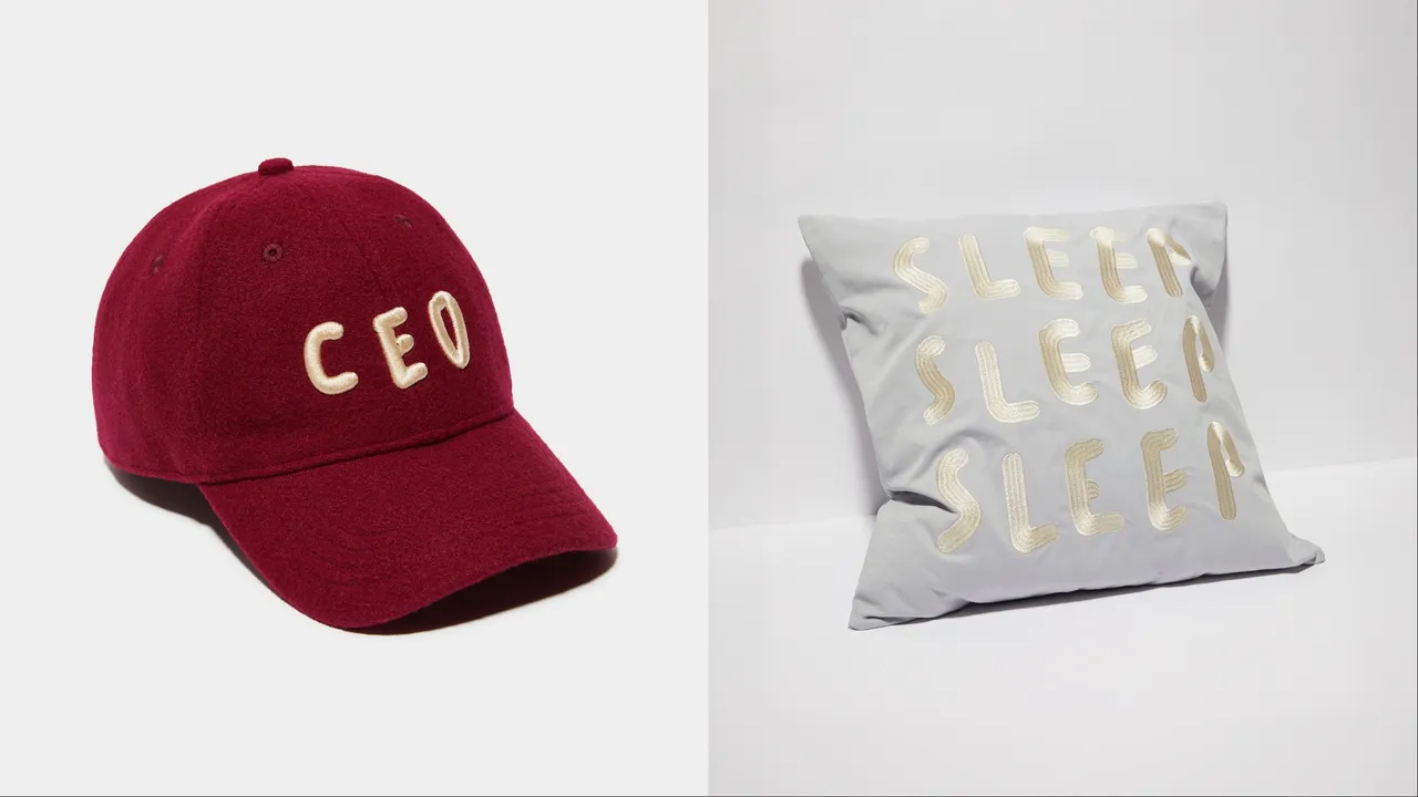 MAX&Co.「1-800 Gift Alert」联名系列勃根地酒红棒球帽（左）3400元、粉蓝标语刺绣抱枕（右）2890元。品牌提供